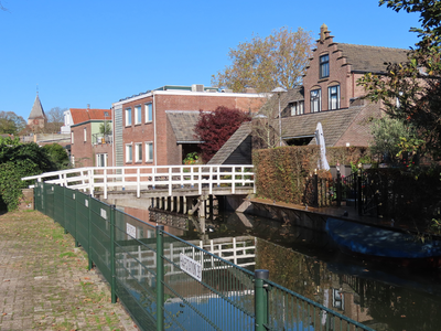 912174 Gezicht op de Kwakelbrug over de Vleutensche Wetering vanaf het parkeerterrein van Haarstudio 28 (Stationsstraat ...